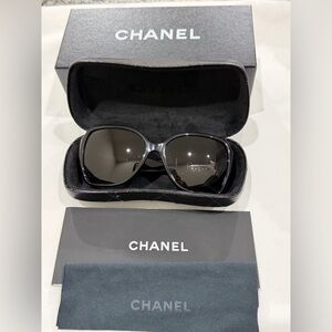 CHANEL Elegant Black Sunglasses